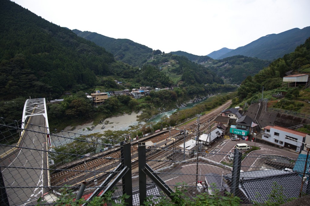 Ooboke, tout le bled: la gare, le pont, la rue et la rivière Yoshino